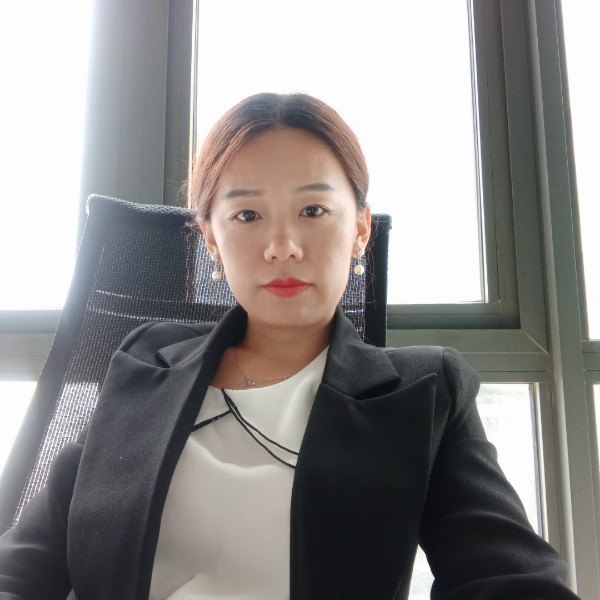 内向回眸暖光的照片