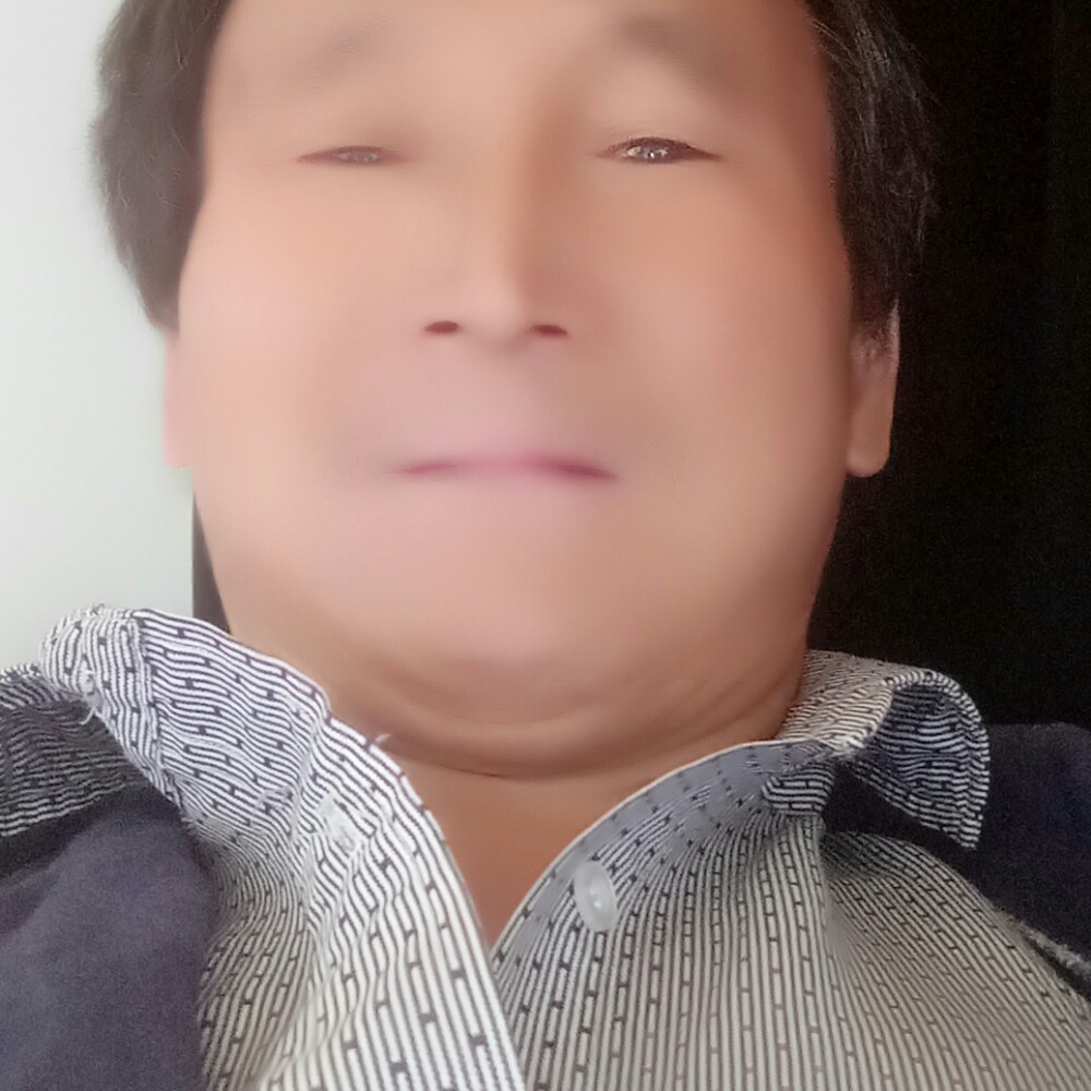 欣喜拿黑裤的照片