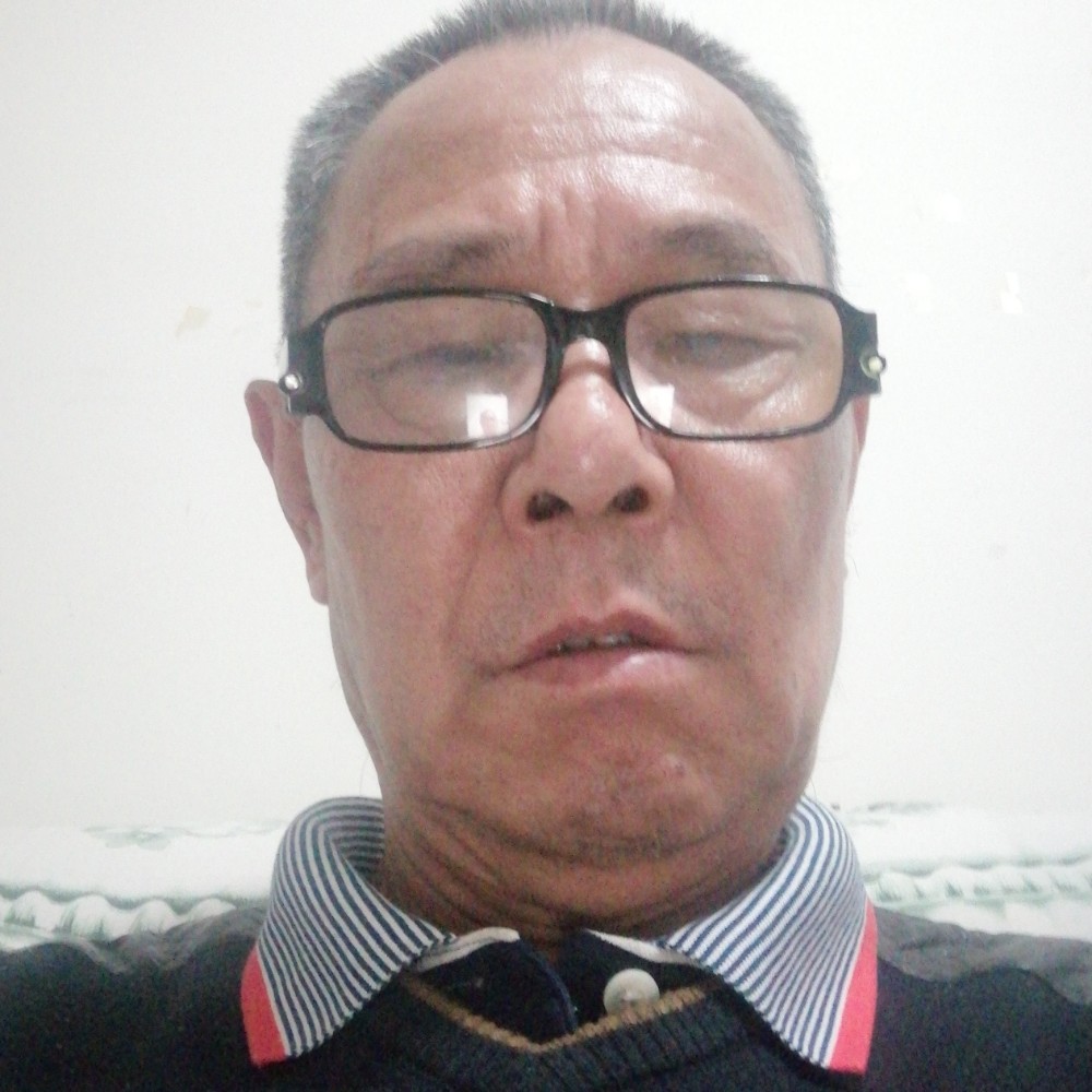 俄喂自己袋盐的照片