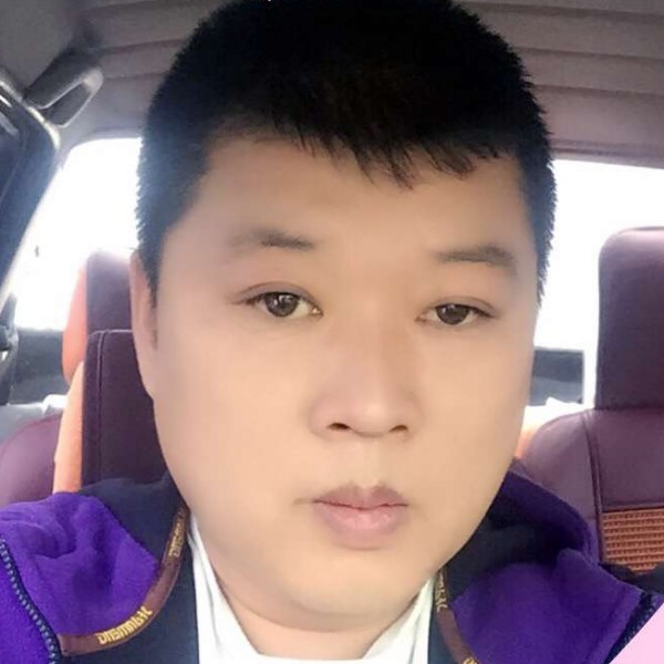 积极挽手眼睛的照片