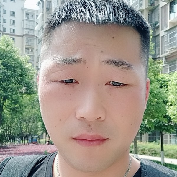 小伙体贴的照片