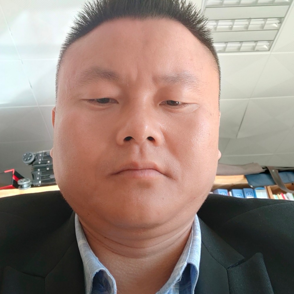 空中飞跃的照片