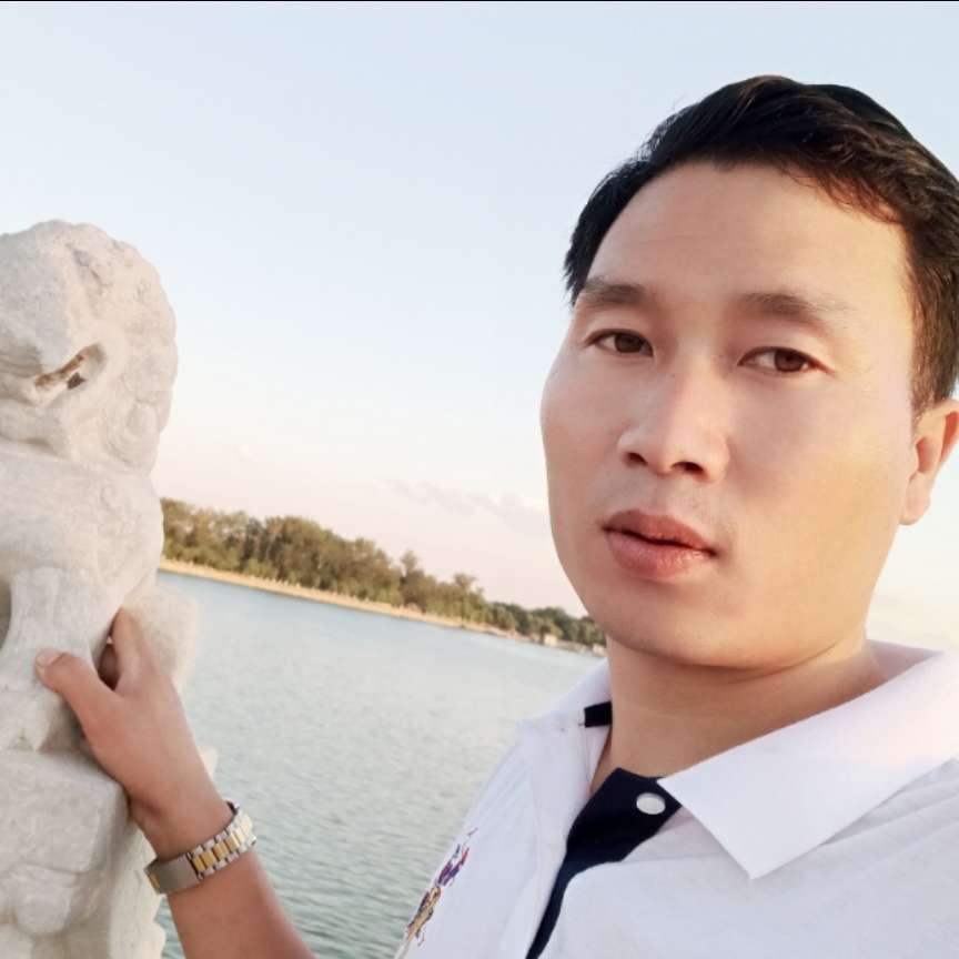 一个人一杯酒的照片