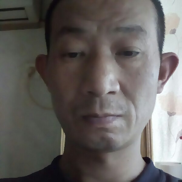 粗犷深拥爆米花的照片