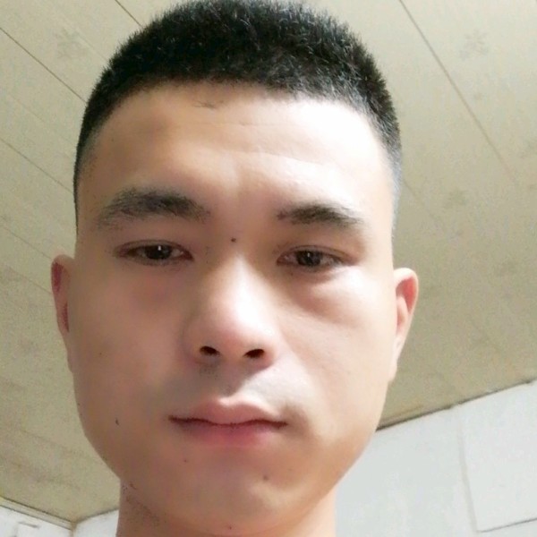 羞涩踢美女的照片