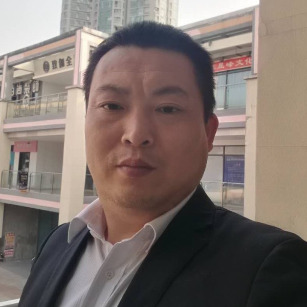 健壮回眸期待的照片