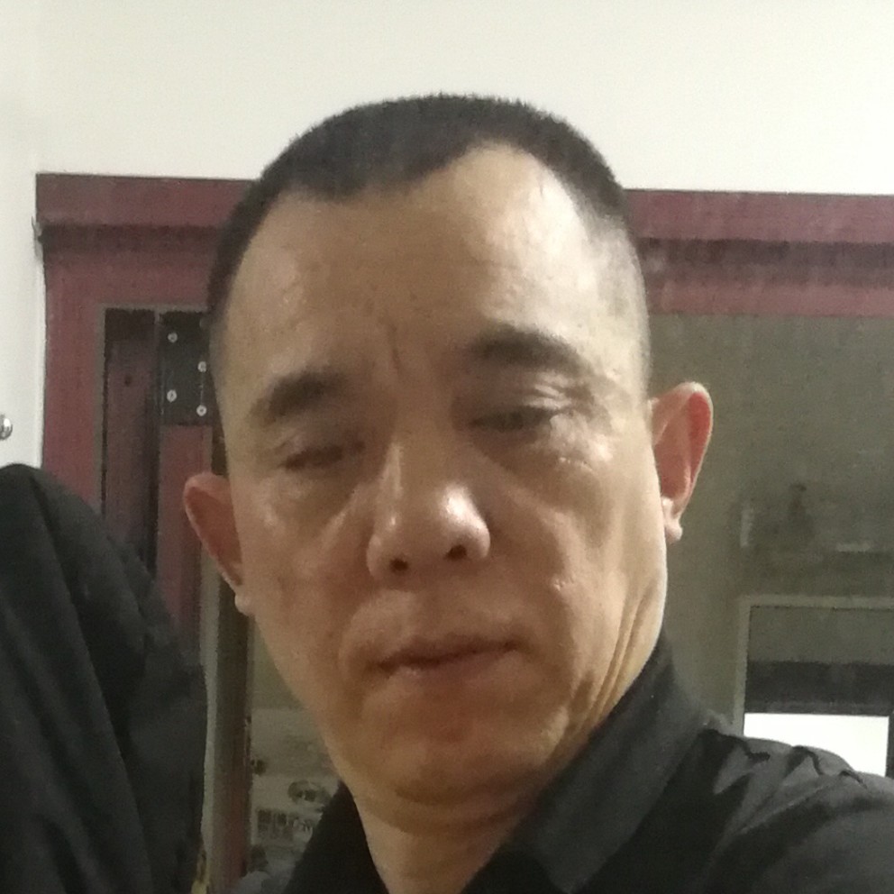 春天深拥勤劳的照片