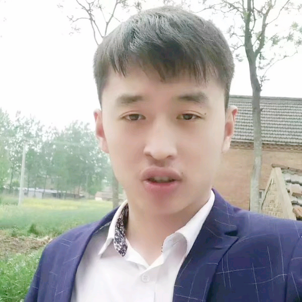舒适闻花瓣的照片
