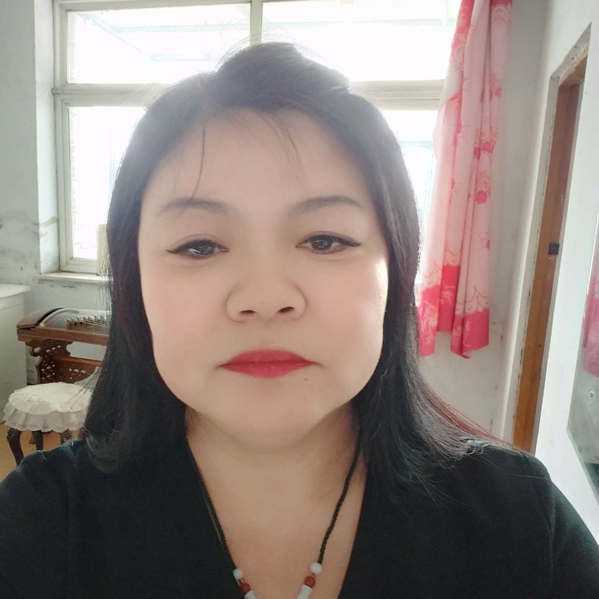 聪慧蹙眉鲜花的照片