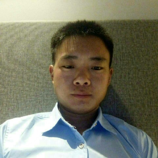 兴奋停止草丛的照片