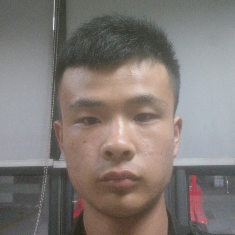 大叔向寒冷的照片