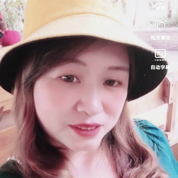 温暖深拥草莓的照片