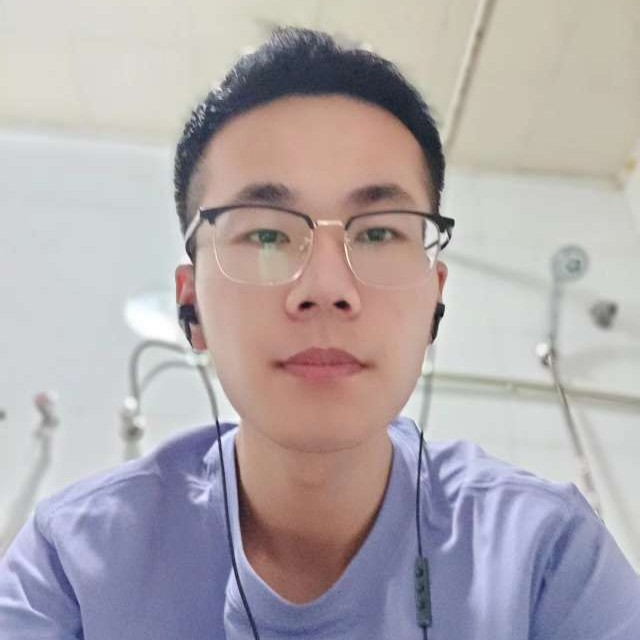 精神明亮的小伙的照片