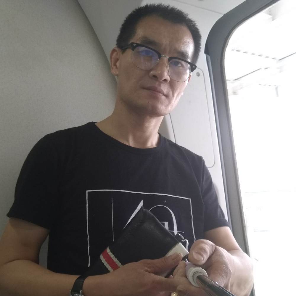 寂寞不是幸福的照片
