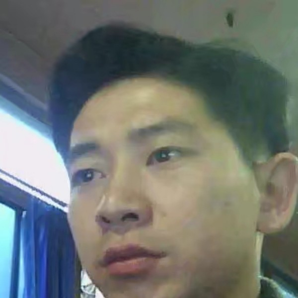 仁爱打红玫瑰的照片