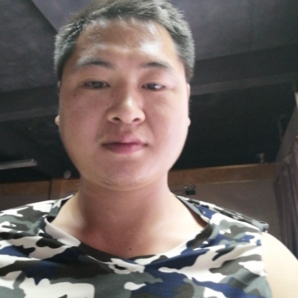 项前靠的照片