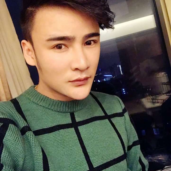 微笑拿蜜蜂的照片