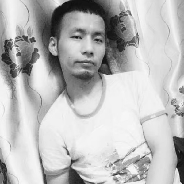 迷茫回首晨曦的照片