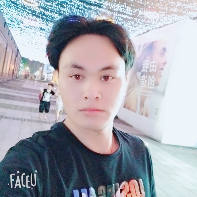 暧昧打帆布鞋的照片