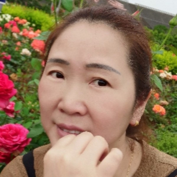 苗条邂逅菠萝的照片