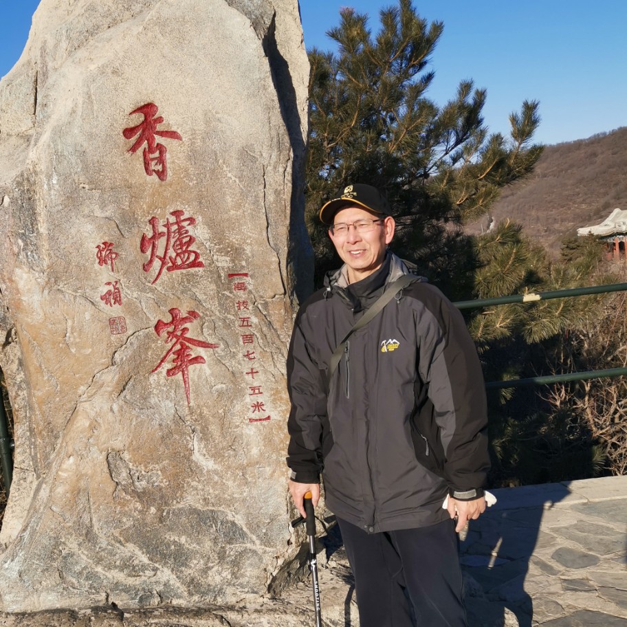 慢慢爬山的人的照片