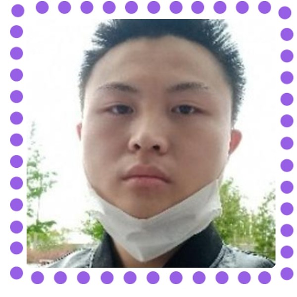 一笑而过的大男孩的照片