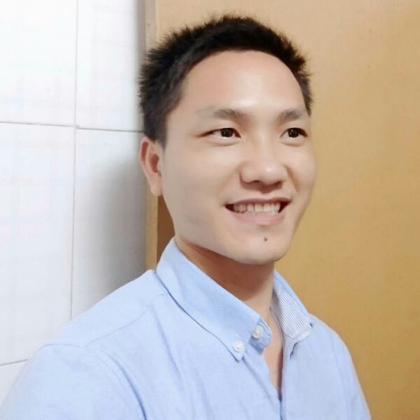 腼腆挽手中心的照片
