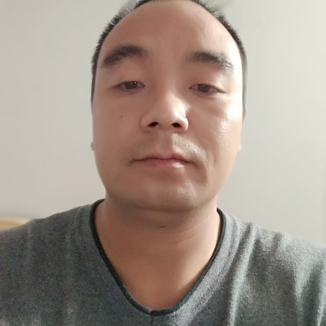 大胆漫步草丛的照片