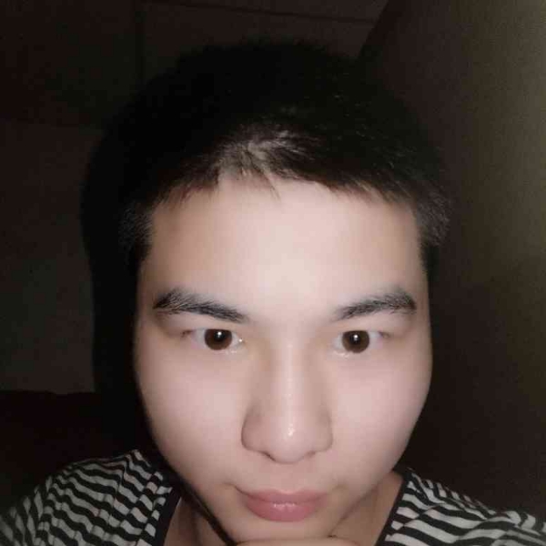 忧郁小男生的照片