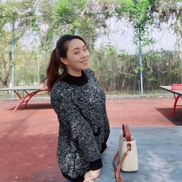 务实漫步绿草的照片