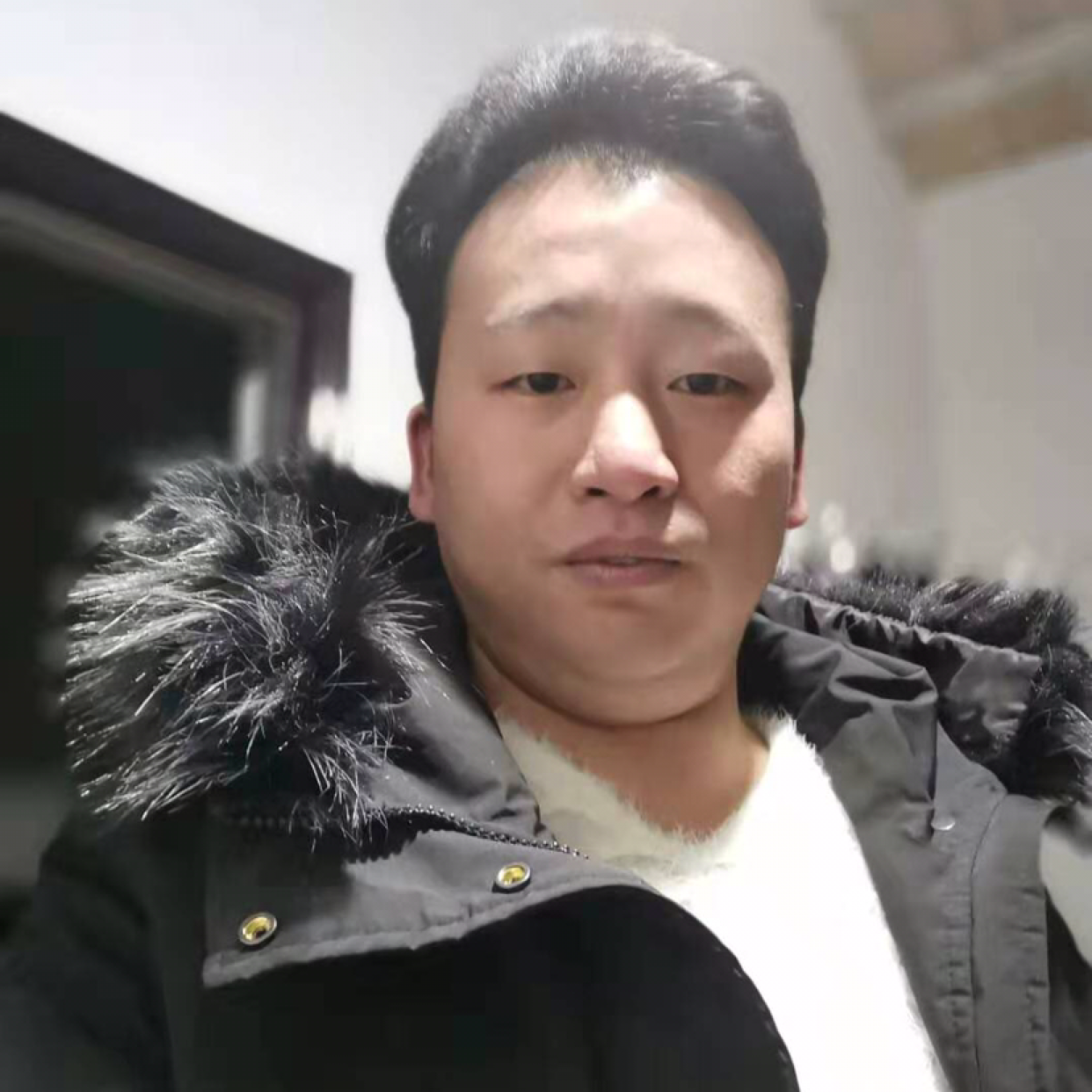 小蜜蜂蹙眉冷傲的照片