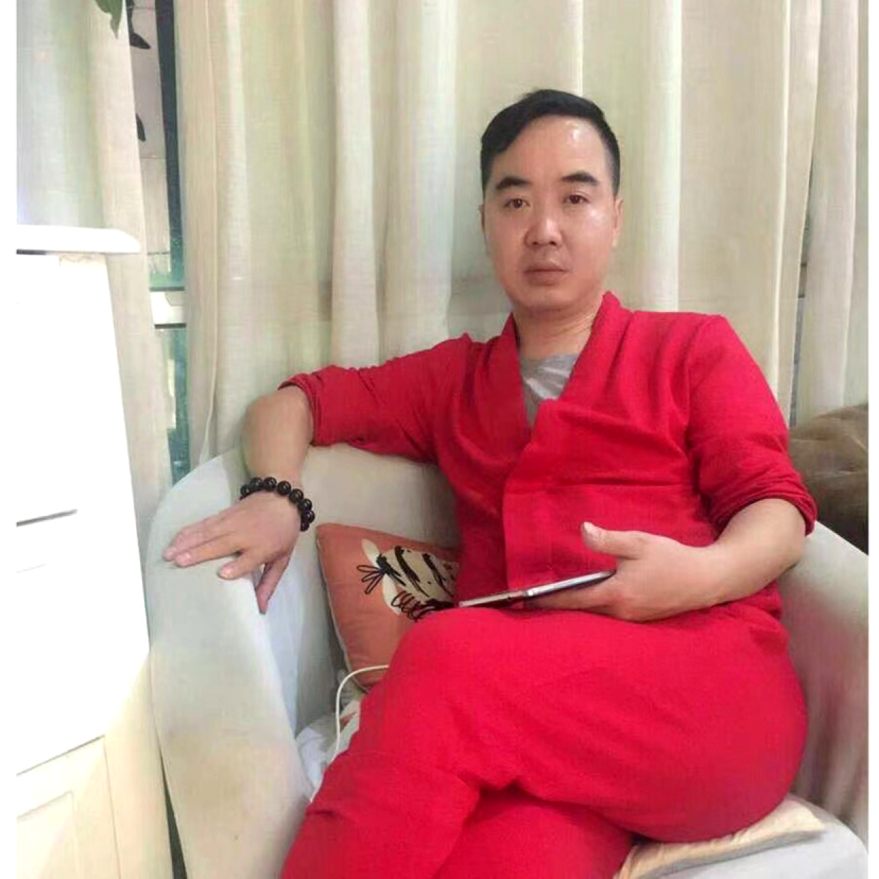 旭爷服装设计师的照片