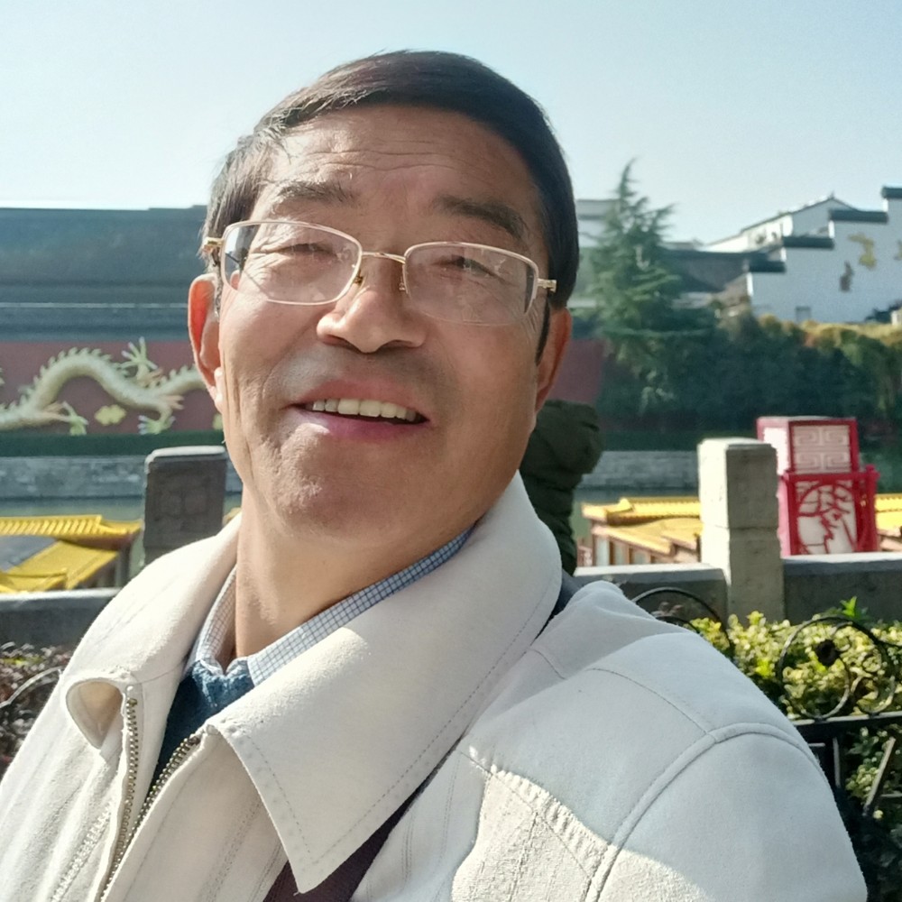 执着扯灯泡的照片