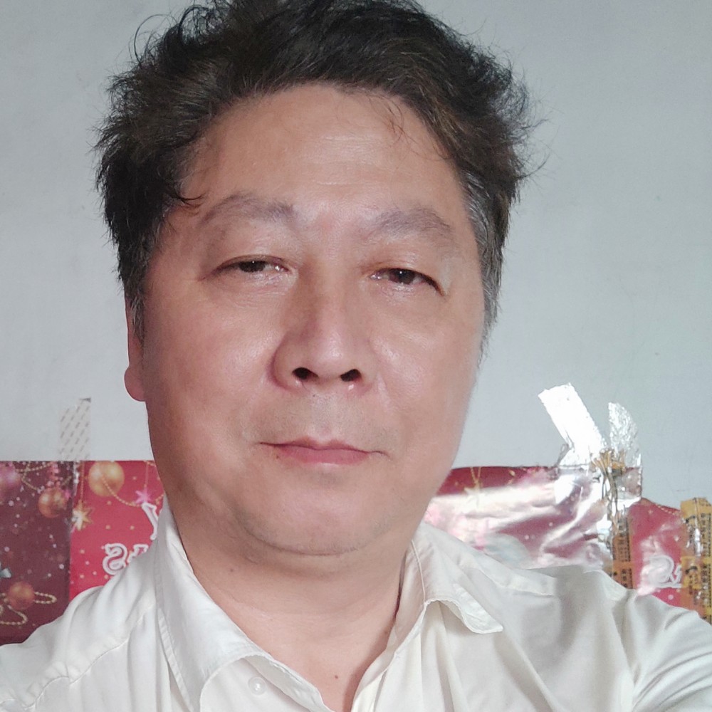 红牛回眸平常的照片