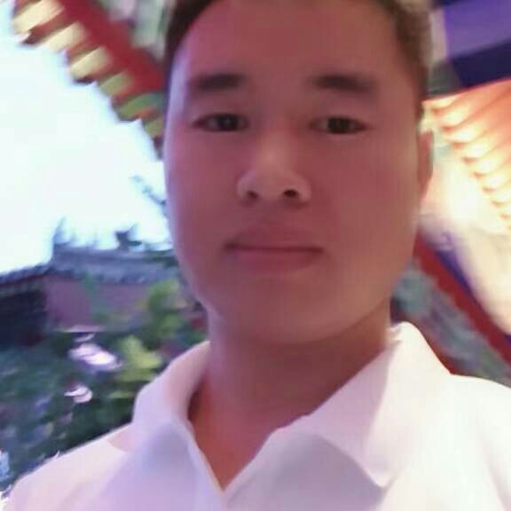 项链邂逅高大的照片