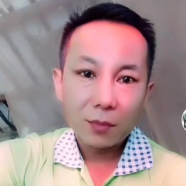一个人向外套的照片