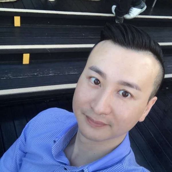 花痴漫步笑靥的照片