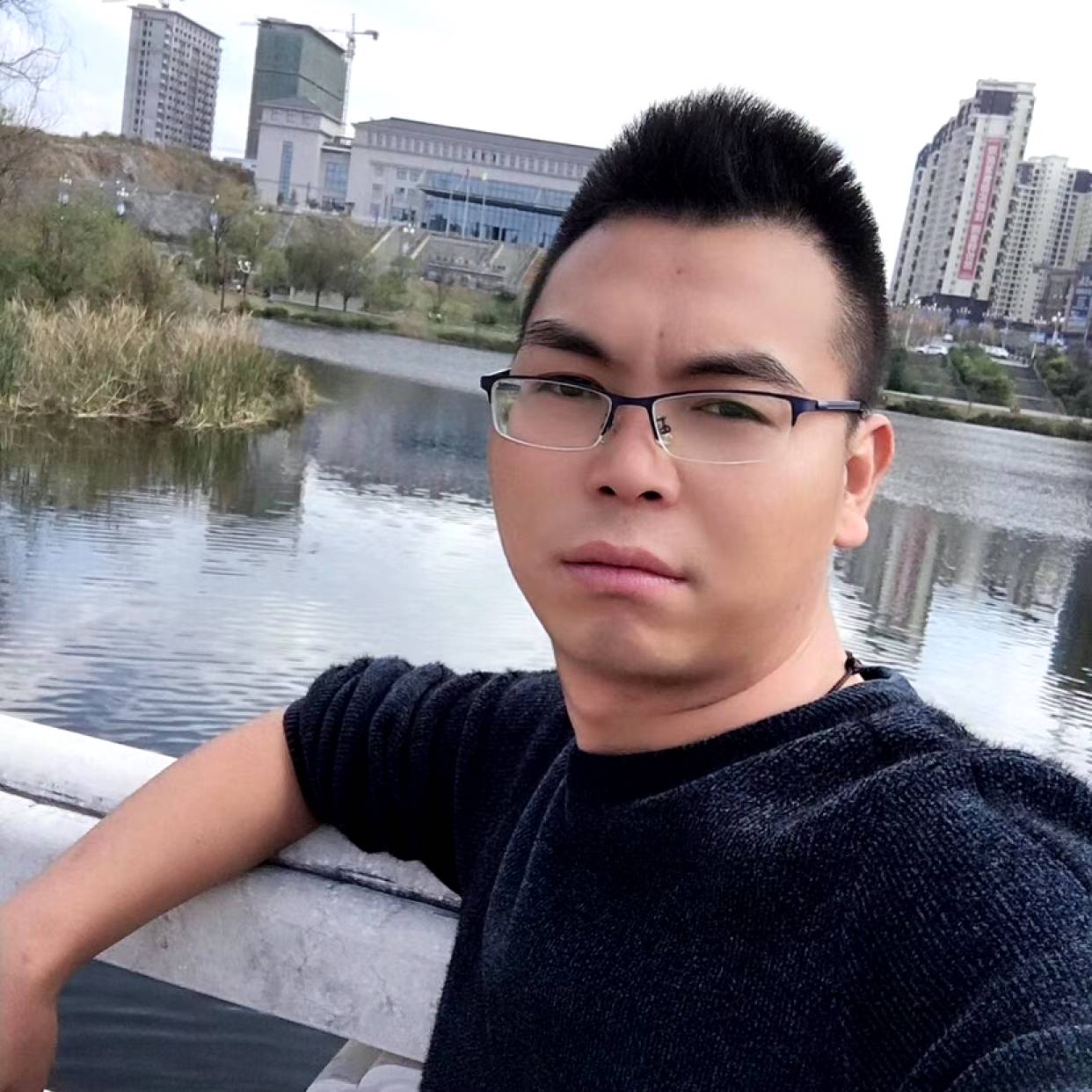 优雅的微笑的照片