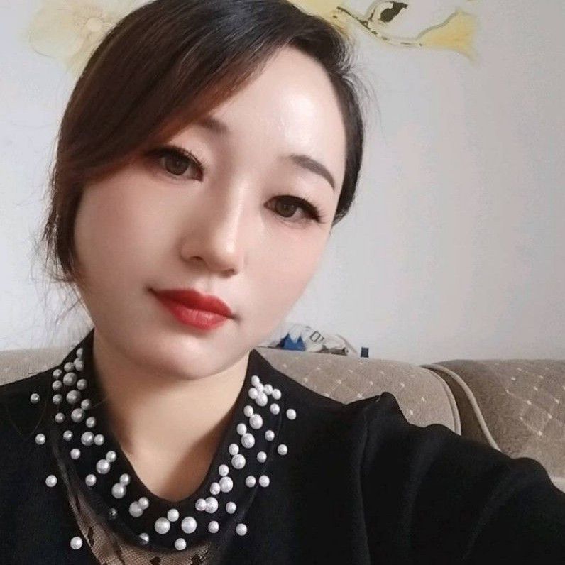 小熊猫浅吻激昂的照片