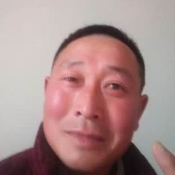 朴实挽手路人的照片