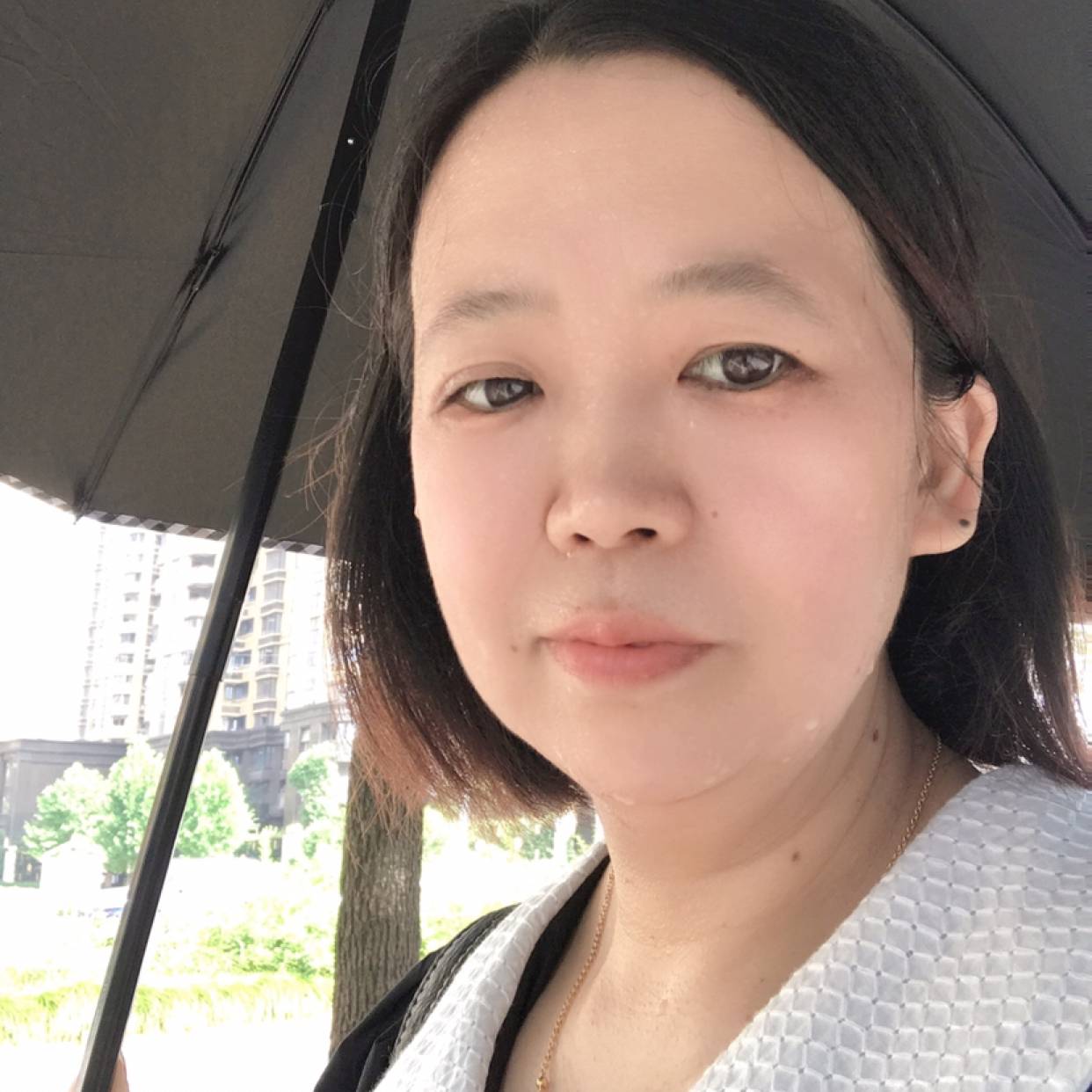 过客挽手体贴的照片