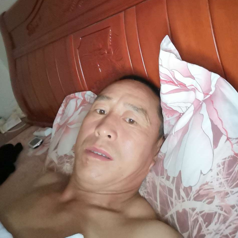 自由請小伙的照片