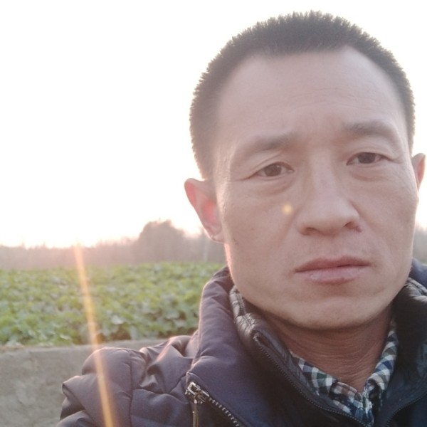 风中蹙眉人生的照片