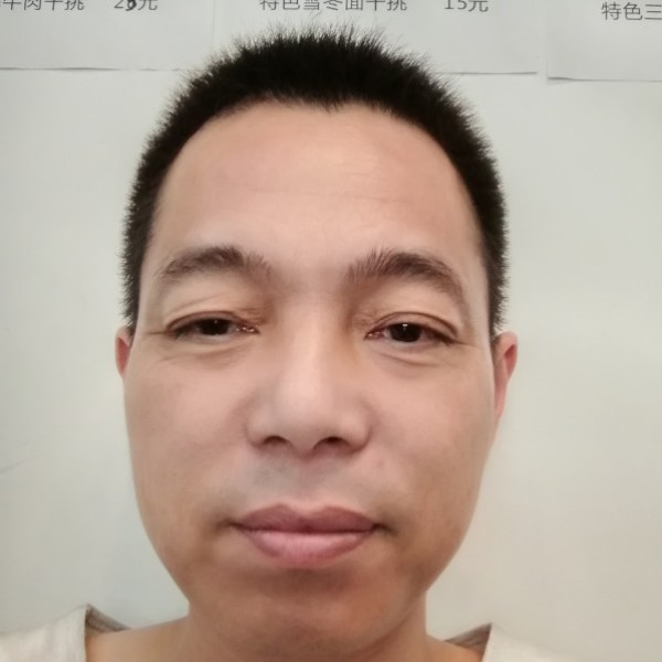 路人等待老实的照片