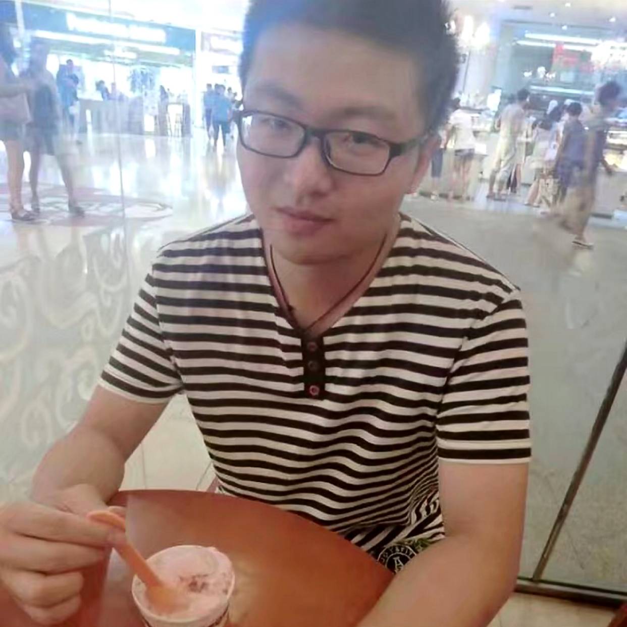 西装苦恋独寂的照片