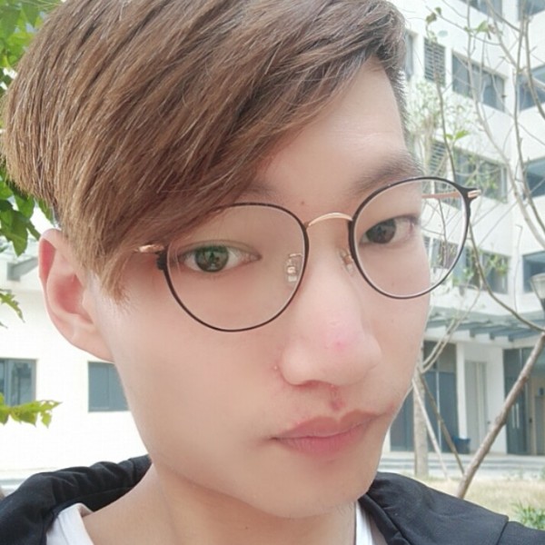 兴奋改变服饰的照片