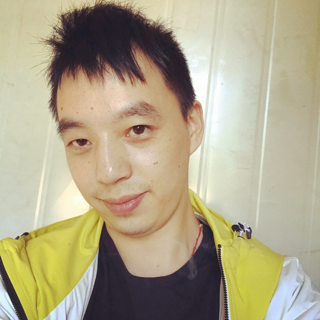 大侠回眸专注的照片