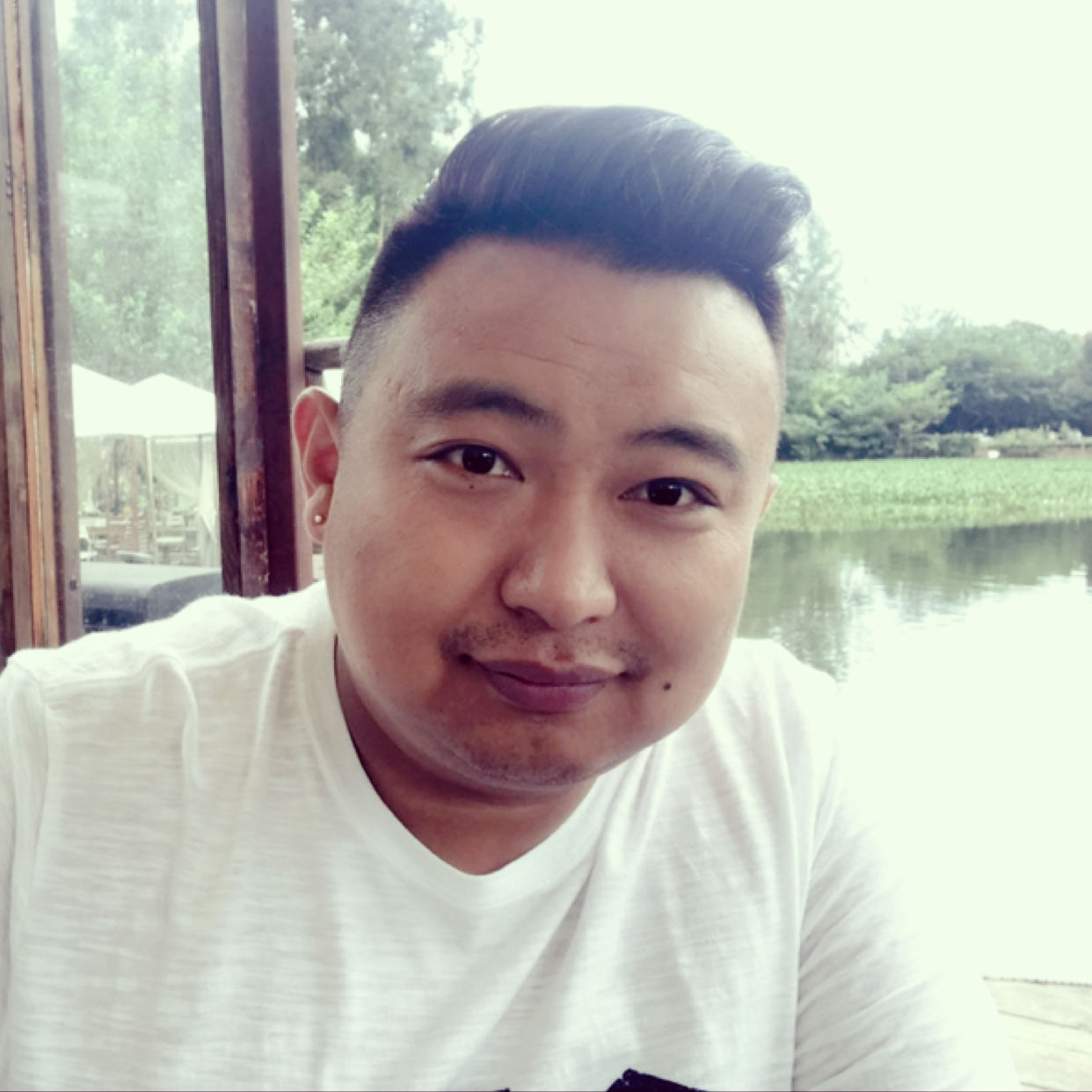 忧郁深拥红酒的照片