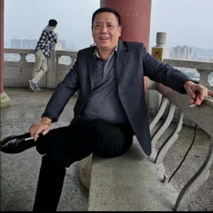 生动踢香菇的照片