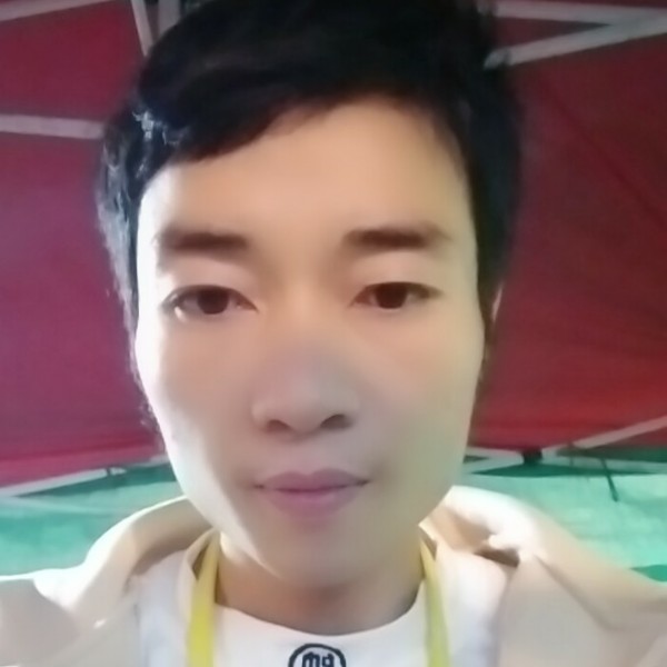 激动凝眸百褶裙的照片